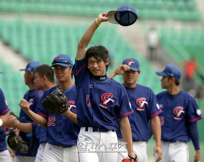 27일 오후 문학구장에서 2014 인천 아시안게임 야구 준결승 일본-대만의 경기가 펼쳐졌다. 대만이 10-4로 일본을 이기고 결승에 진출했다. 경기 종료 후 대만 투수 천관위(요코하마)가 손을 흔들고 있다. IS 포토