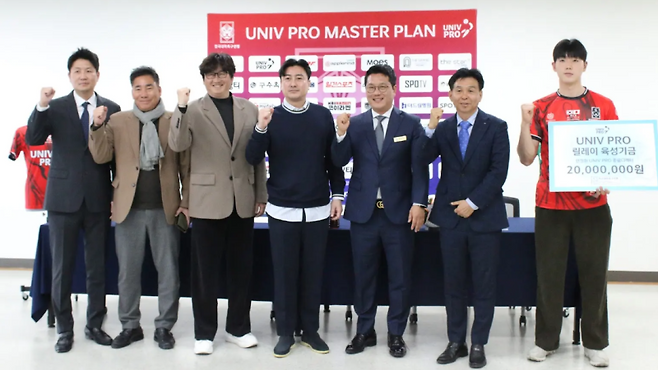 오해종(오른쪽에서 두 번째) 한국 대학 선발팀 감독과 주장 장하윤(오른쪽 맨 끝). 사진=대학축구연맹