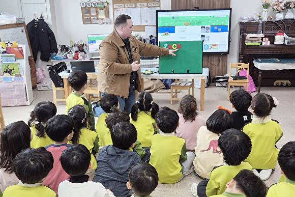 9일 대구 옥포읍 옥빛유치원에서 어린이들이 원어민 교사와 함께 알파벳 수업을 듣고 있다. 대구 기초지자체 중 최초로 시행되는 달성군의 '유치원 원어민 영어교실'의 첫 수업 현장 [사진=달성군]