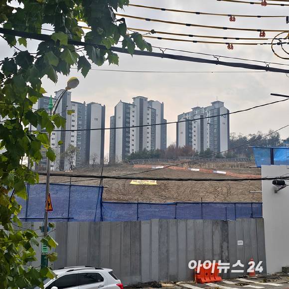 경기 성남시 중원구 상대원동의 상대원2구역 재개발사업지를 둘러싼 펜스 너머로 '성남자이' 아파트가 보인다. 2025.11.25 [사진=이효정 기자 ]