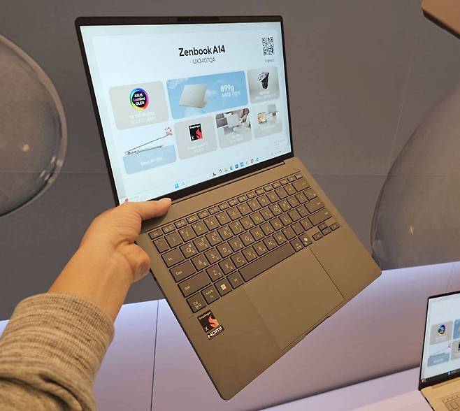 가벼운 무게, 긴 배터리 수명을 강조하는 젠북 A 시리즈 / 출처=IT동아