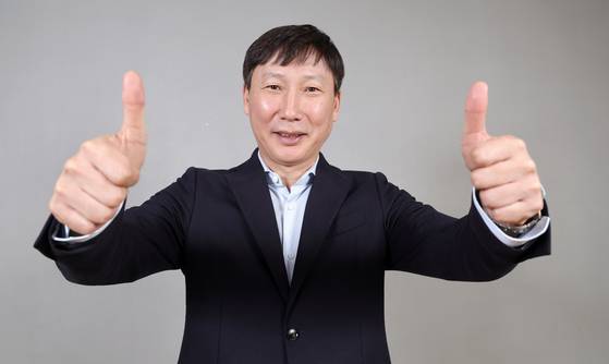 김상식 베트남 축구대표팀 감독의 비결은 선수 눈높이에 맞춰 전술을 설명하는 ‘형님 리더십’이다. 강정현 기자