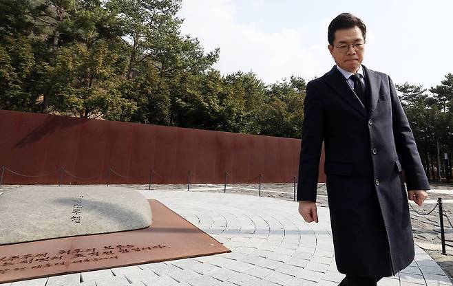 정원오 더불어민주당 서울시장 예비후보가 9일 오후 경남 김해 진영읍 봉하마을을 찾아 고 노무현 전 대통령 묘역을 참배한 후 이동하고 있다. 뉴스1