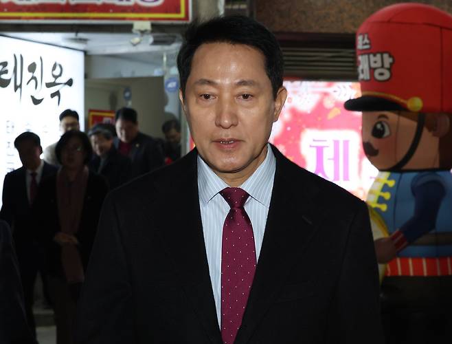국민의힘이 당 노선을 논의하는 긴급 의원총회를 열어 '윤 어게인' 반대 등의 내용을 담은 결의문을 채택한 9일 오세훈 서울시장이 서울 중구 한 식당을 나서고 있다. 연합뉴스