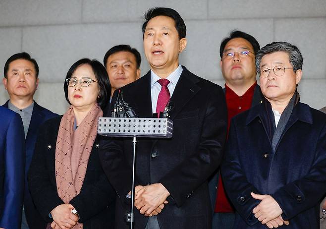 오세훈 서울시장(가운데)이 9일 저녁 서울 중구의 한 식당 앞에서 국민의힘 소속 구청장 및 시의원들과 당의 결의문 채택에 관한 입장을 발표하고 있다. 뉴스1