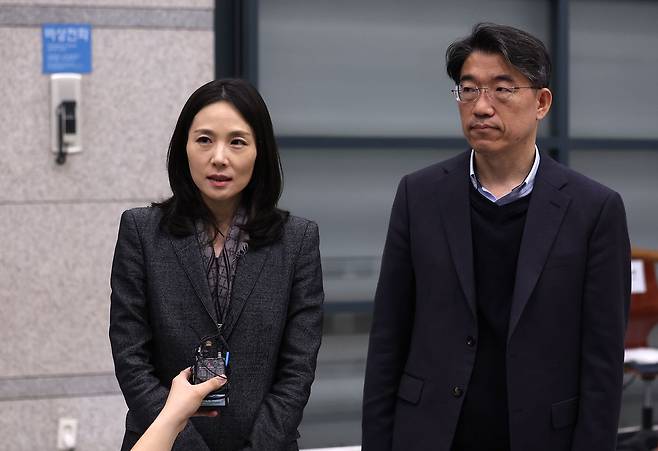 김진아 외교부 2차관이 9일 새벽 전세기를 타고 인천국제공항을 통해 귀국한 UAE 체류객들을 맞이한 후 취재진과 인터뷰를 하고 있다. 뉴스1