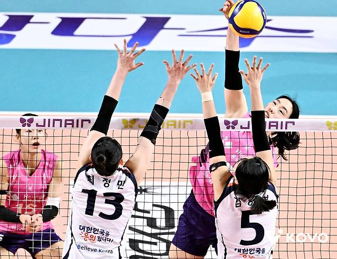 10일 IBK기업은행전에서 공격을 시도하는 흥국생명 최은지. 사진 한국배구연맹