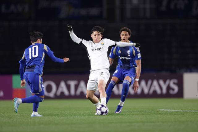 ▲ 강원FC 이기혁이 10일 일본 도쿄 마치다 풋볼 스타디움에서 열린 FC 마치다 젤비아와 2025-2026 AFC 챔피언스리그 엘리트 16강 2차전에서 패스를 시도하고 있다. 강원FC 제공