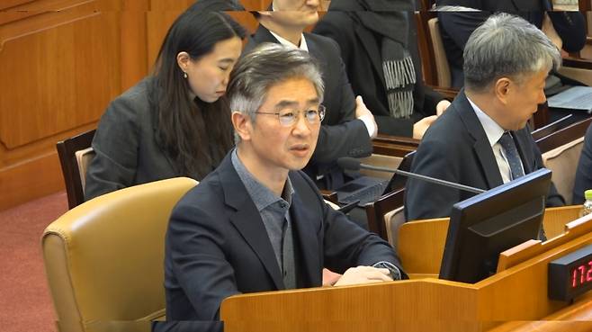 ▲ 김봉식 전 서울경찰청장이 지난해 2월 13일 서울 종로구 헌법재판소에서 열린 윤석열 대통령 탄핵 심판 8차 변론에서 답변하고 있다 [연합뉴스]