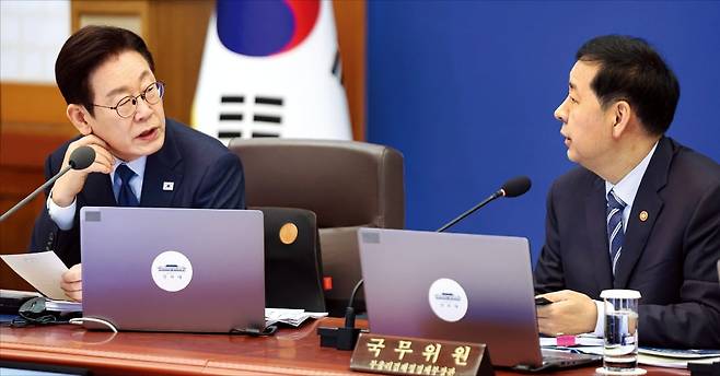 < 국무회의서 부동산 대책 논의 > 이재명 대통령이 10일 청와대에서 열린 국무회의에서 구윤철 부총리 겸 재정경제부 장관과 대화하고 있다. 이 대통령은 회의에서 등록 임대사업자의 양도세 중과 배제 혜택을 줄이라며 “적정한 기간을 정하고 그 후에는 일반 주택처럼 똑같이 중과해야 한다”고 지시했다. /연합뉴스