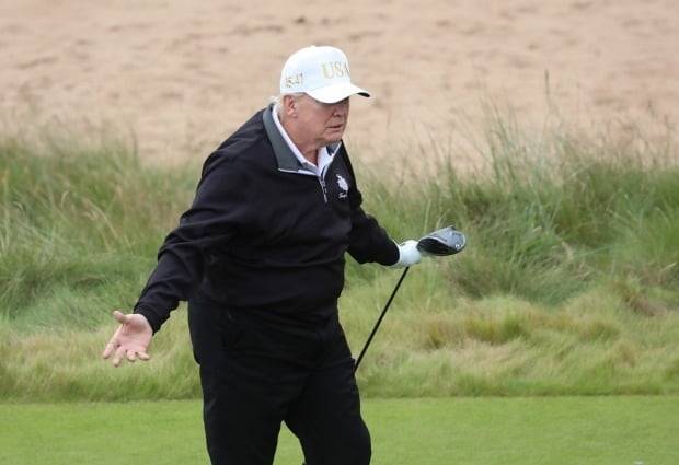 지난해 7월 스코틀랜드 방문 때 골프 치는 트럼프. 연합뉴스