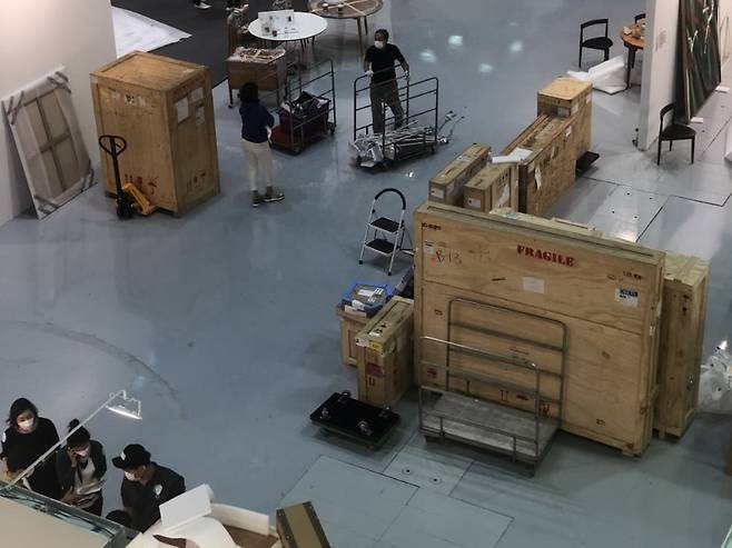 부스로 옮겨지고 있는 크레이트 / 사진. ©박준수