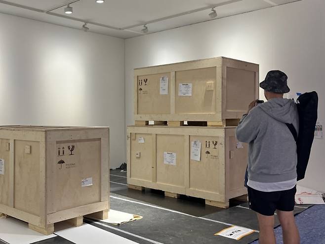 아트바젤 바젤의 우손갤러리 부스로 옮겨진 크레이트 / 사진. ©박준수