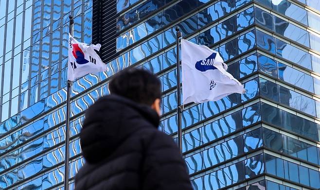 1월 8일 서울 서초구 서초대로 삼성전자 서초사옥에서 직원 등이 오가고 있다. 삼성전자가 분기 영업이익 20조 원을 달성한 것은 사상 처음이다. 종전 최대 실적인 2018년 3분기(17조 
5700억 원)를 29분기 만에 경신했다. 사진=한국경제신문