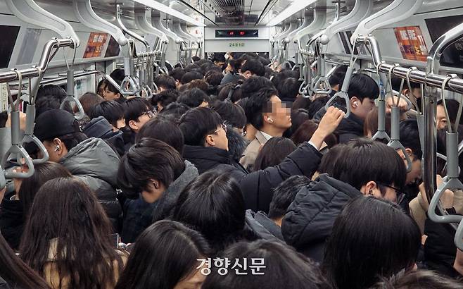 서울 시내 버스 파업이 있었던 지난 1월14일 출근시간대 서울 지하철 2호선 시청역에 도착하는 열차가 시민들로 붐비고 있다. 이준헌 기자