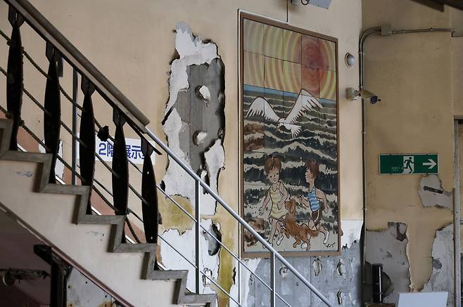 지난 5일 일본 후쿠시마현 나미에마치 우케도소학교(초등학교)의 벽이 15년 전 동일본대지진과 쓰나미로 인해 훼손된 모습 그대로 방치돼 있다. EPA연합뉴스