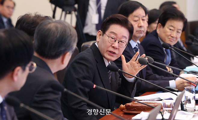 이재명 대통령이 10일 청와대에서 열린 국무회의에서 조현 외교부 장관에게 질문하고 있다. 청와대사진기자단