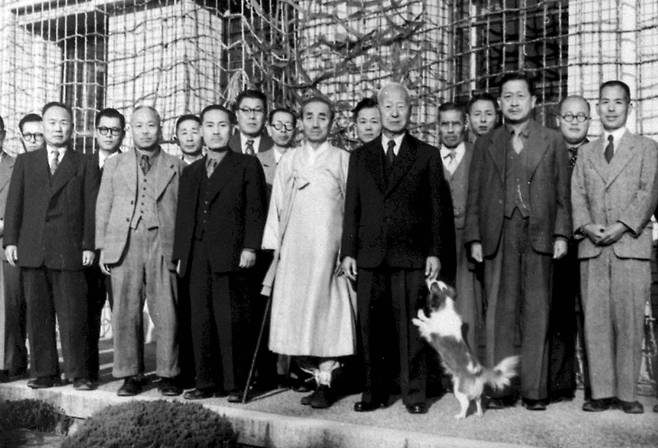 After a meeting of the National Judicial Supervisors Conference, Kim Byung-ro, center in white hanbok (Korean traditional dress), the first chief justice of Korea’s Supreme Court, visits the presidential residence with court leaders from across the country on Dec. 12, 1953. [PHOTO COURTESY OF THE SUPREME COURT]