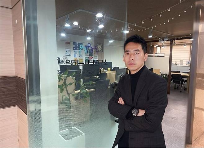 김종진 일하는시민연구소 소장이 청년 노동시장의 삼중 구조와 흉터 효과의 위험성을 역설하고 있다. 김 소장은 고용 형태와 상관없이 모든 ‘일하는 시민’을 보호할 보편적 안전망 구축이 시급하다고 강조했다. 사진=차서경 쿠키청년기자&nbsp;