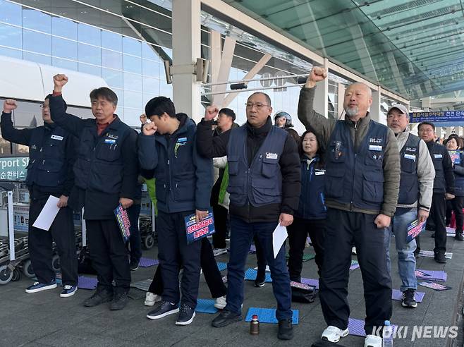 민주노총 공공운수노조 인천공항지역지부와 전국공항노동조합은 10일 인천공항 제2여객터미널에서 투쟁 선포 결의대회를 개최했다. 송민재 기자