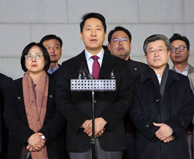 오세훈 서울시장이 9일 서울 중구 한 식당 앞에서 국민의힘의 ‘윤 어게인 거부’ 결의문 채택에 대한 입장을 밝히고 있다. 오 시장은 “의원들이 당 노선 정상화에 나선 것을 다행스럽고 감사하게 생각한다”고 말했다. 연합뉴스