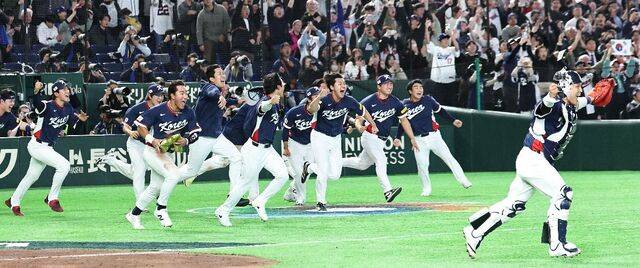 9일 일본 도쿄돔에서 열린 2026 월드베이스볼클래식(WBC) 1라운드 C조 최종전에서 호주를 7대 2로 꺾고 8강 진출이 확정되자 대표팀 선수들이 그라운드로 뛰쳐나오며 환호하고 있다. 연합뉴스