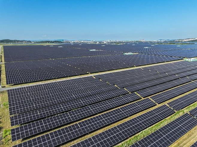 새만금 부지에 설치된 육상 태양광. 전북도 제공.