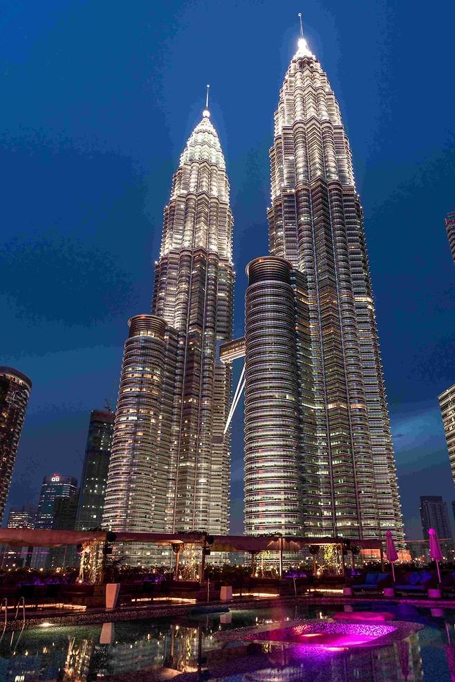 페트로나스 트윈 타워 전경의 루프톱 야경 / 사진=W 쿠알라룸푸르