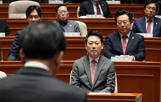 장동혁 국민의힘 대표가 지난 9일 국회에서 열린 긴급 의원총회에서 송언석 원내대표의 발언을 듣고 있다. [연합뉴스]