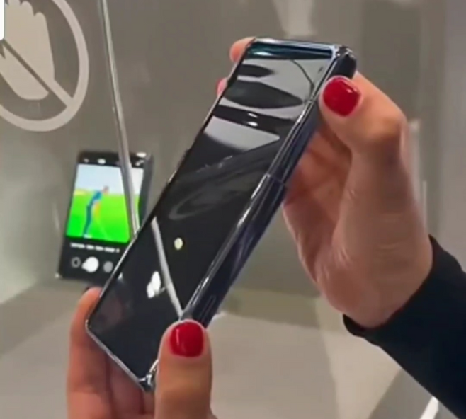삼성이 올해 MWC26에서 선보인 ‘슬라이더블’ 디스플레이 콘셉 스마트폰 [유튜브(@androidauthority2)]