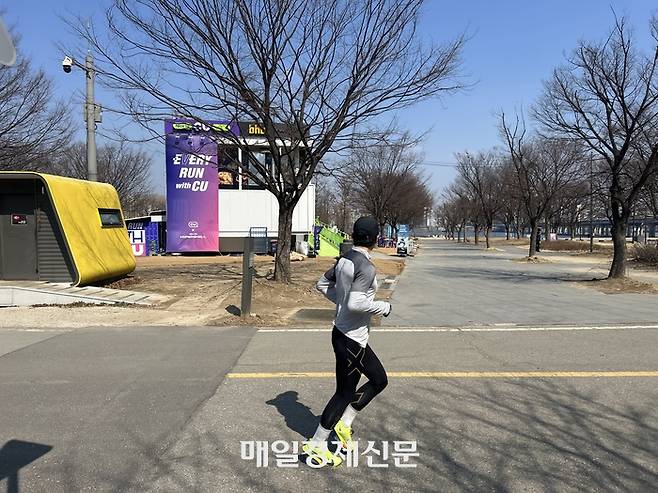 서울 여의도 한강공원을 뛰는 한 러너가 CU 러닝스테이션 매장을 바라보는 모습. [변덕호 기자]