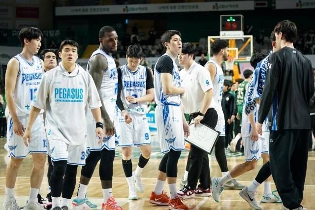 한국가스공사도 창단 첫 꼴찌라는 치욕을 피하기 위해선 반드시 삼성보다 더 좋은 성적을 거둬야 한다. 삼성과 한국가스공사 모두 지금의 부진한 흐름을 이어간다면 마지막 맞대결이 될 올 시즌 최종전 결과에 따라 운명이 엇갈릴 수 있다. 사진=KBL 제공