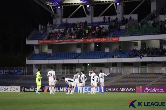 강원은 10일(한국시간) 일본 마치다의 마치다 기온 스타디움에서 열린 마치다와의 2025-26 AFC 챔피언스리그 엘리트 16강 원정 2차전에서 0-1로 패배했다. 사진=한국프로축구연맹 제공