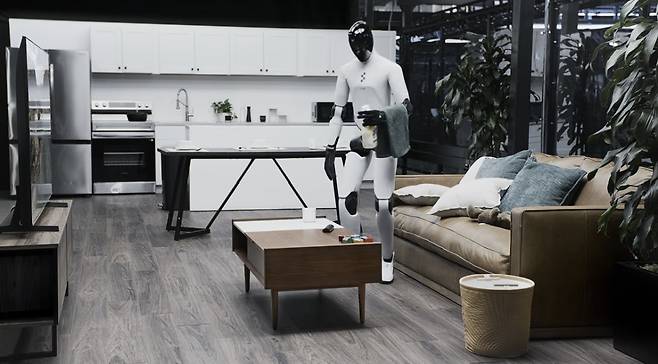 피규어AI 휴머노이드 헬릭스 02가 거실을 정리하는 모습. /사진=피규어 유튜브 채널 갈무리