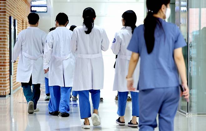 의과대학 증원 정책에 반발해 집단 사직했던 전공의들이 수련병원에 복귀한 지난해 9월1일 대구 시내의 한 대학병원에서 의료진들이 이동하고 있다. /사진=뉴시스