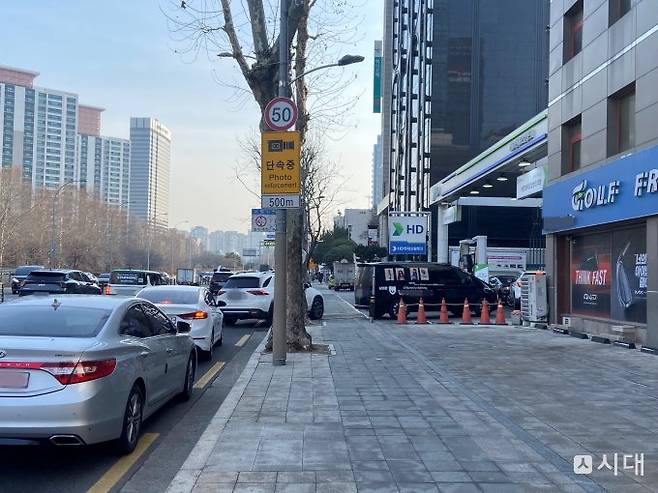 미국·이란 전쟁 장기화로 국내 기름값이 더 오를 수 있다는 전망이 나오는 가운데 기름값이 오르기 전 저렴한 주유소를 찾아 미리 기름을 채우려는 시민들이 늘고 있다. 사진은 서울 서초구의 한 주유소에 차량이 줄지어 서 있는 모습. /사진=최성원 기자