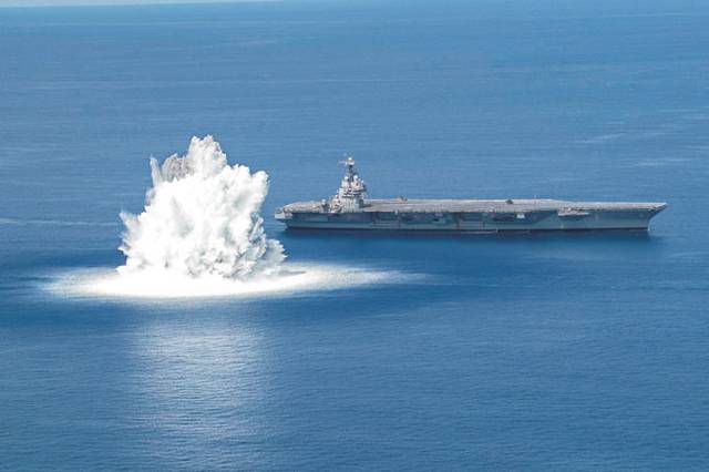미 제럴드 R. 포드호에 대한 수중폭파 내구성 시험이 2021년 6월 대서양에서 실시돼 항모 바로 옆에서 거대한 물기둥이 솟구치고 있다.  미 해군 홈페이지 캡처