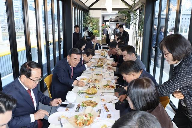 김두겸 울산시장 등이 10일 울산교에 조성된 세계음식문화관에서 점심 식사를 하고 있다. 울산시청 제공