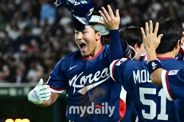 9일 일본 도쿄돔에서 열린 2026 월드 베이스볼 클래식(WBC) 조별리그 한국-호주 경기. 안현민이 9회초 1사 1-3루에 희생플라이로 1타점을 올린 후 기뻐하고 있다./도쿄(일본)=한혁승 기자