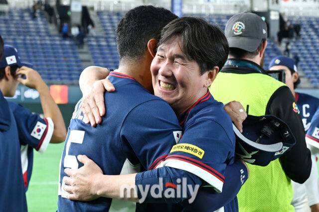 9일 일본 도쿄돔에서 열린 2026 월드 베이스볼 클래식(WBC) 조별리그 한국-호주 경기. 한국이 7-2로 호주에 승리해 8강 진출에 성공했다. 류지현 감독이 기뻐하고 있다./도쿄(일본)=한혁승 기자