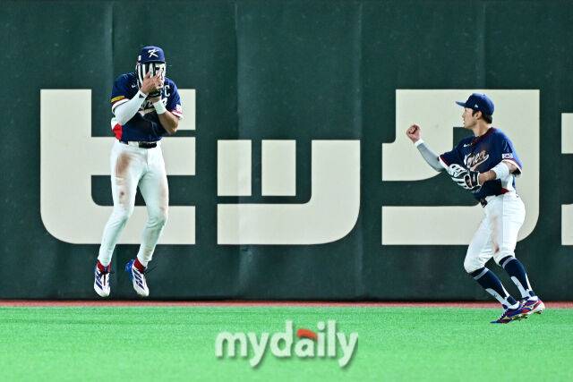 글러브로 얼굴을 가리고 감격해 하는 이정후(왼쪽). /도쿄돔=한혁승 기자