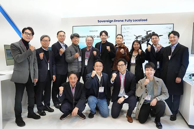 파블로항공이 지난달 26일 DSK 2026에 마련한 전시 부스에서 ‘소버린 드론’ 개발을 위한 ‘팀 파블로’ 프로젝트를 론칭하고 11개 주요 부품 기업들과 첫 밋업 행사를 진행했다. [파블로항공 제공]