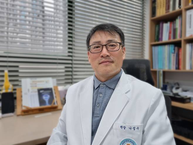 서울아산나성수내과의원 나성수 원장은 “류마티스관절염은 치료하지 않을 경우 발병 후 약 2년 이내에 관절의 돌이킬 수 없는 손상이 발생할 수 있는 반면 조기 진단하고 치료할 경우 증상을 안정적으로 조절하고 관절 변형을 예방할 수 있다”거 조언했다.