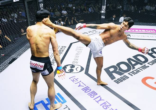 지난 해 6월 로드FC 073에서 기습적인 킥을 윤태영의 턱에 맞힌 박시원. 그러나 갑자기 실속해 생애 첫 패배를 당했었다.