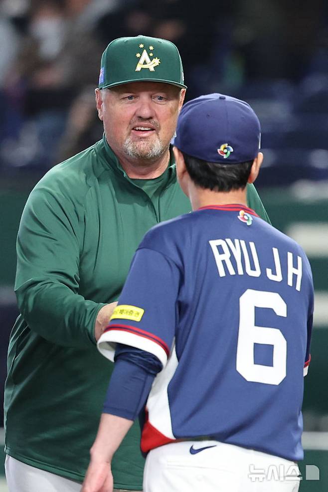 [도쿄=뉴시스] 권창회 기자 = 9일 일본 도쿄돔에서 열린 2026 WBC 조별리그 C조 4차전 한국과 호주의 경기 시작에 앞서 한국 류지현 감독과 호주 데이브 닐슨 감독이 인사하고 있다. 2026.03.09. kch0523@newsis.com