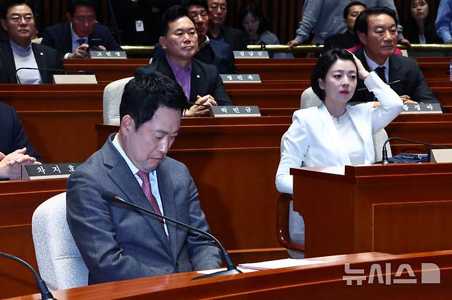 [서울=뉴시스] 김명년 기자 = 장동혁 국민의힘 대표가 9일 오후 서울 여의도 국회에서 열린 의원총회에 배현진 의원을 뒤로하고 앉아 있다.  2026.03.09. kmn@newsis.com