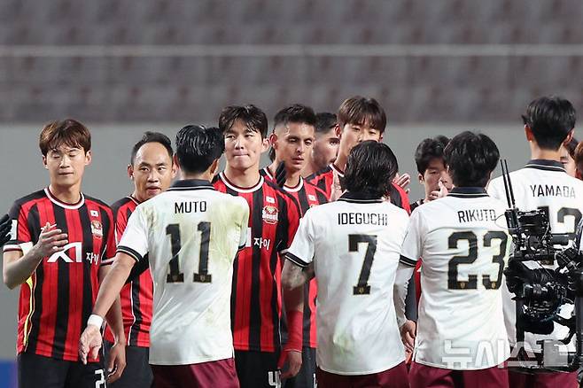 [서울=뉴시스] 조성우 기자 = 4일 오후 서울 마포구 서울월드컵경기장에서 열린 2025-2026시즌 아시아축구연맹(AFC) 챔피언스리그 엘리트(ACLE) 16강 1차전 FC서울과 비셀 고베의 경기, FC 서울 선수들이 고베에 0-1로 패한 뒤 상대 선수들과 인사하고 있다. 2026.03.04. xconfind@newsis.com