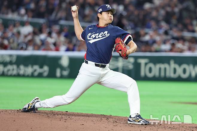 [도쿄=뉴시스] 권창회 기자 = 9일 일본 도쿄돔에서 열린 2026 WBC 조별리그 C조 4차전 한국과 호주의 경기, 4회말 한국 소형준이 역투하고 있다. 2026.03.09. kch0523@newsis.com