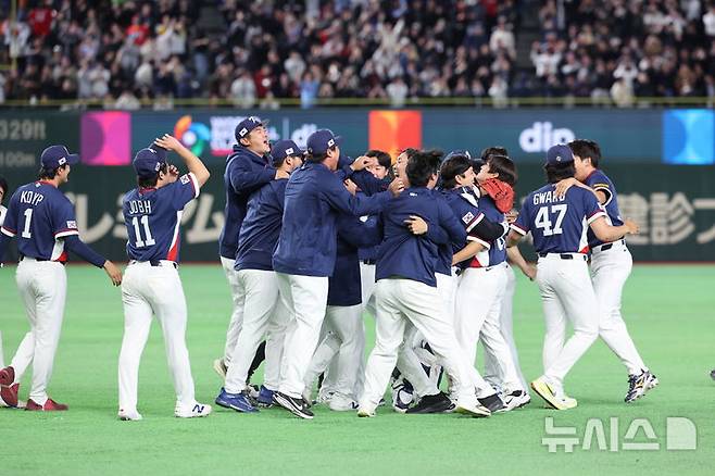 [도쿄=뉴시스] 권창회 기자 = 9일 일본 도쿄돔에서 열린 2026 WBC 조별리그 C조 4차전 한국과 호주의 경기, 7-2로 승리한 한국 대표팀 선수들이 기뻐하고 있다. 2026.03.09. kch0523@newsis.com