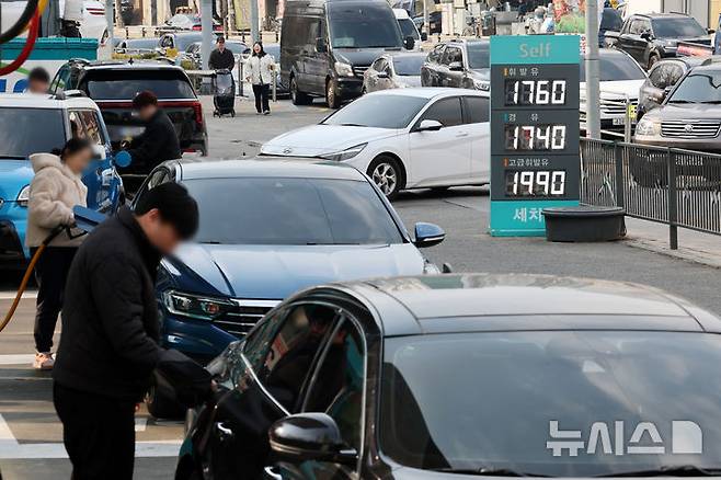 [서울=뉴시스] 조성우 기자 = 미국과 이스라엘의 이란 공습에 따른 중동 정세 불안 여파로 국내 주유소 기름값 상승세가 이어지고 있는 9일 서울 구로구의 한 최저가 주유소에서 주유 중인 차량 뒤로 대기 차들이 길게 줄지어 서 있다.국내 기름값이 9일 연속 상승세를 이어가며 전국 휘발유 평균 가격이 리터당 1900원을 넘어섰다. 한국석유공사 유가정보시스템 오피넷에 따르면 이날 오후 1시30분 기준 전국 평균 휘발유 가격은 리터당 1900.7원으로 전날보다 5.3원 올랐다. 2026.03.09. xconfind@newsis.com